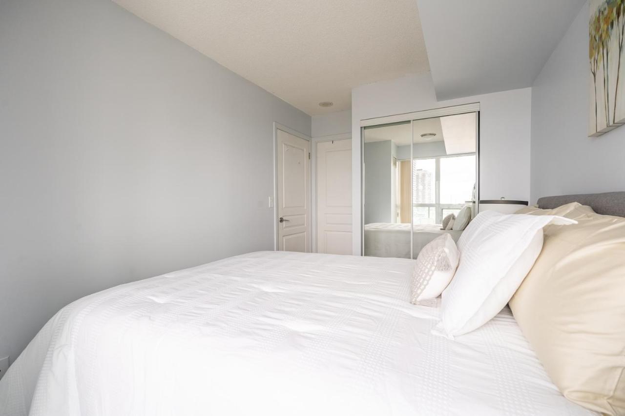 Globalstay Yonge St Condos Toronto Bagian luar foto