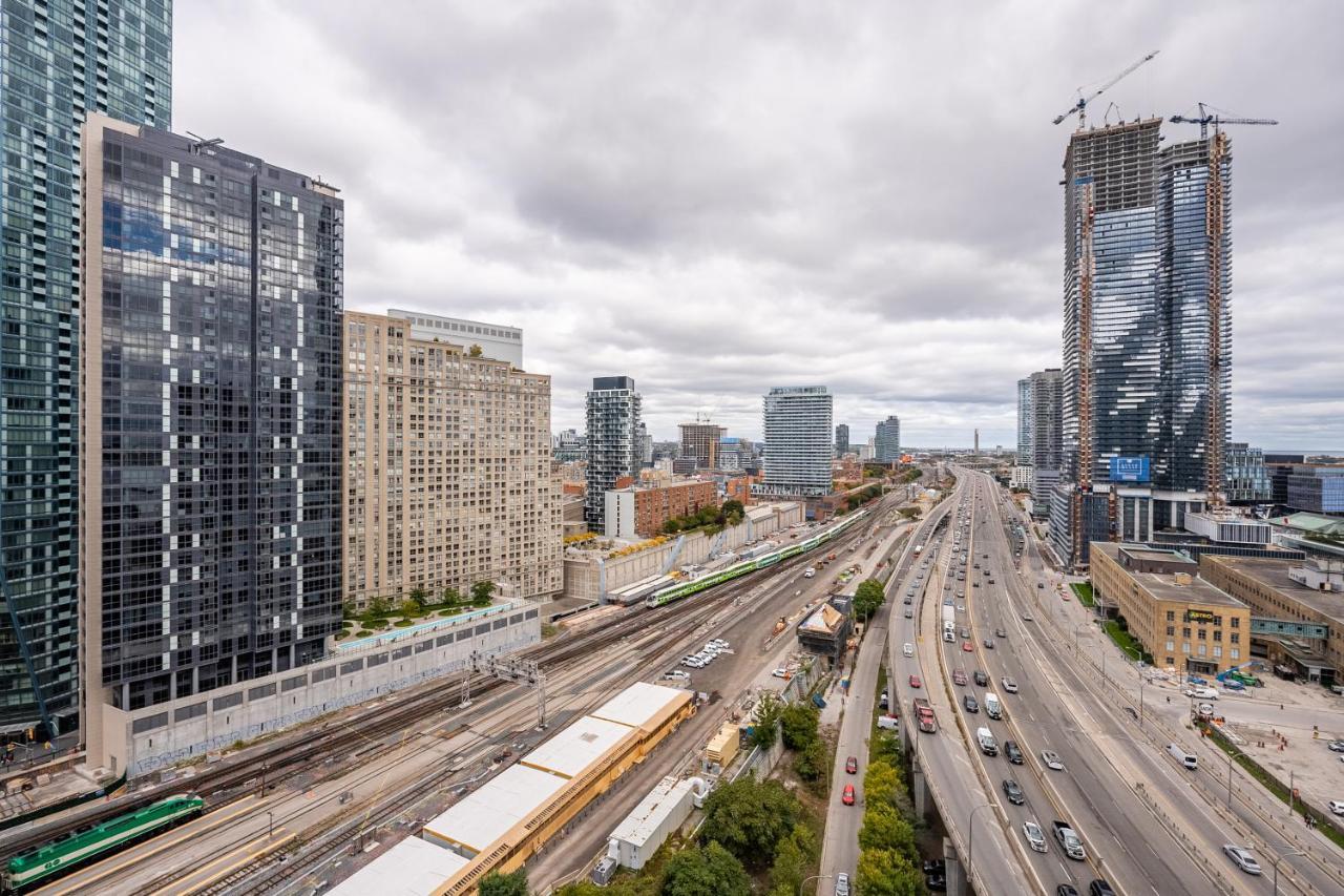 Globalstay Yonge St Condos Toronto Bagian luar foto