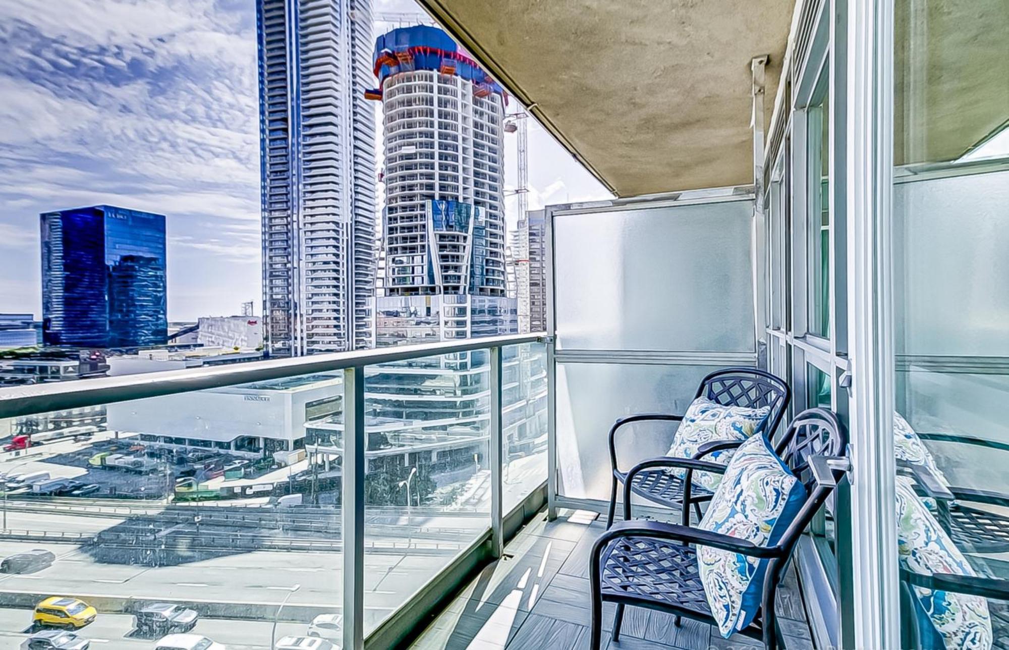 Globalstay Yonge St Condos Toronto Bagian luar foto